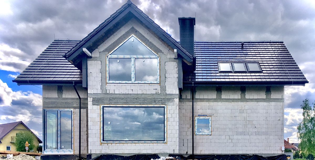 Dom jednorodzinny w stanie surowym — gazobeton, brak elewacji